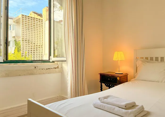 Apartment As A Local! Santos Historical 6 Bedroom Iii Lisbon